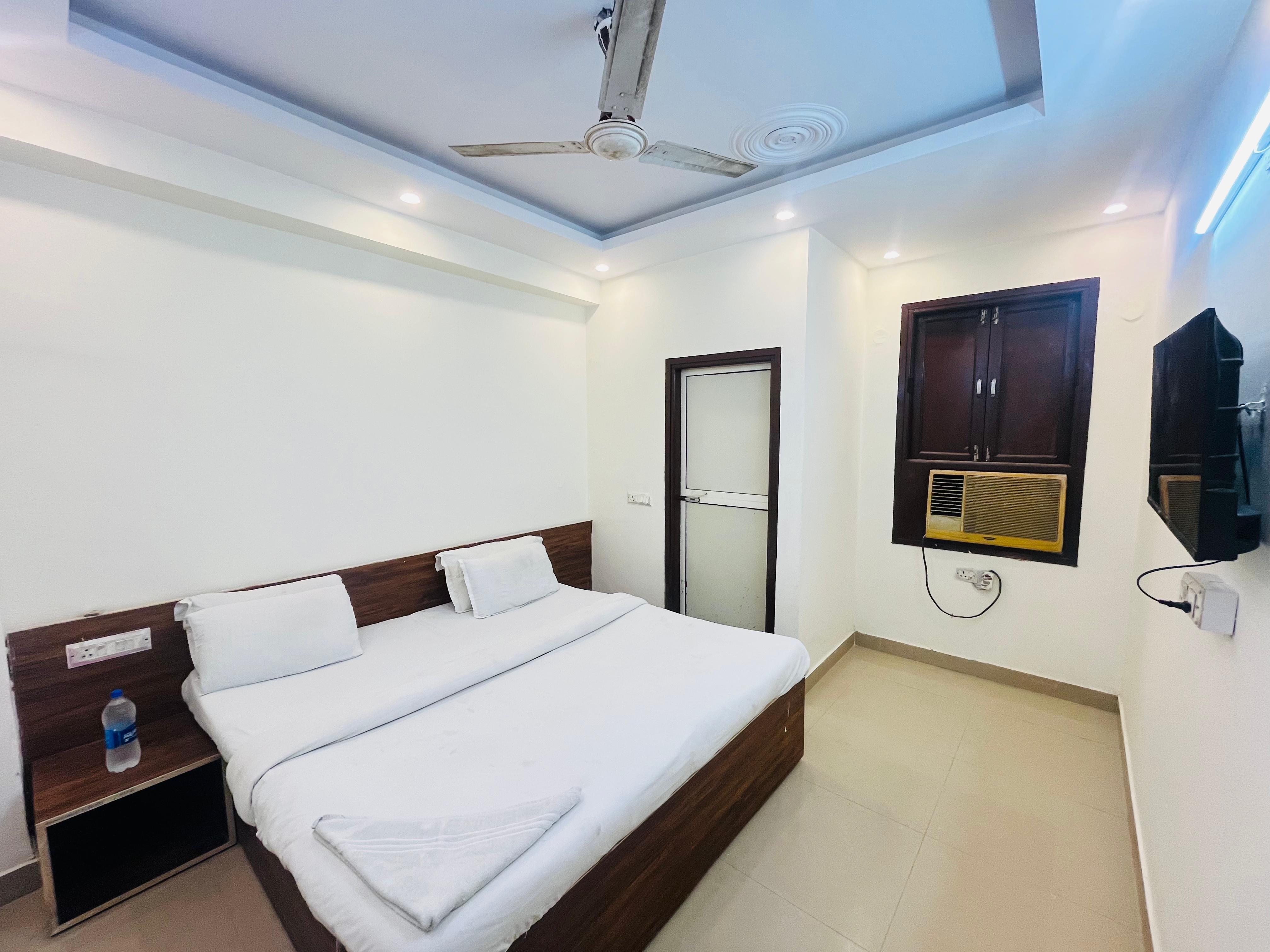 Hotel Pub G - Budget Hotel Near Mayur Vihar Phase 1 Metro Station